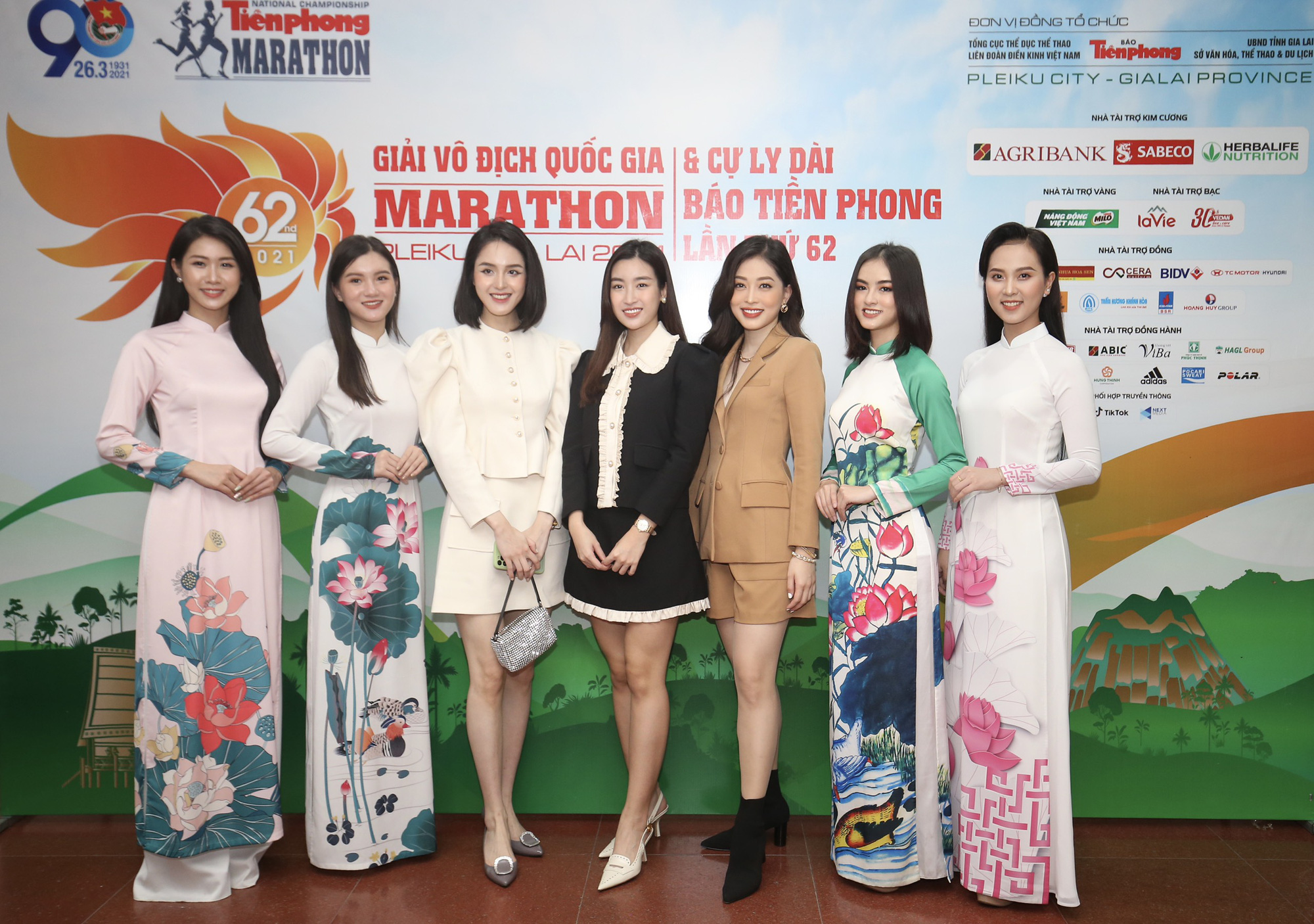 Hoa hậu Việt Nam 2016 Đỗ Mỹ Linh cùng dàn người đẹp dự Cuộc họp báo Tiền Phong Marathon 2021.