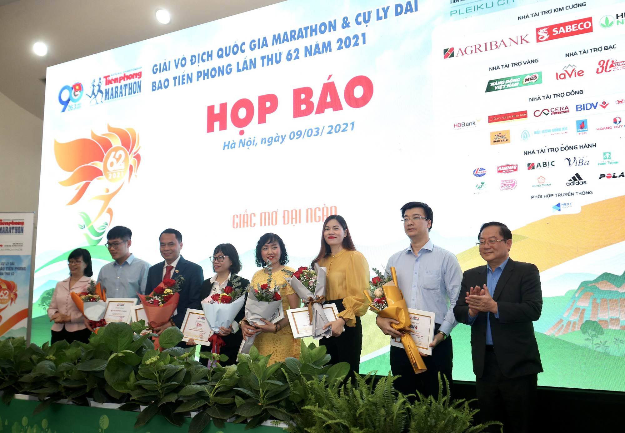 Hoa hậu Đỗ Mỹ Linh đẹp giản dị dự giải Marathon báo Tiền Phong - Ảnh 4.