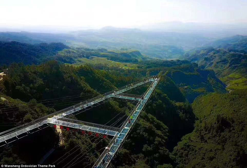 Những cây cầu kính ở Trung Quốc khiến du khách “thót tim” - Ảnh 8.