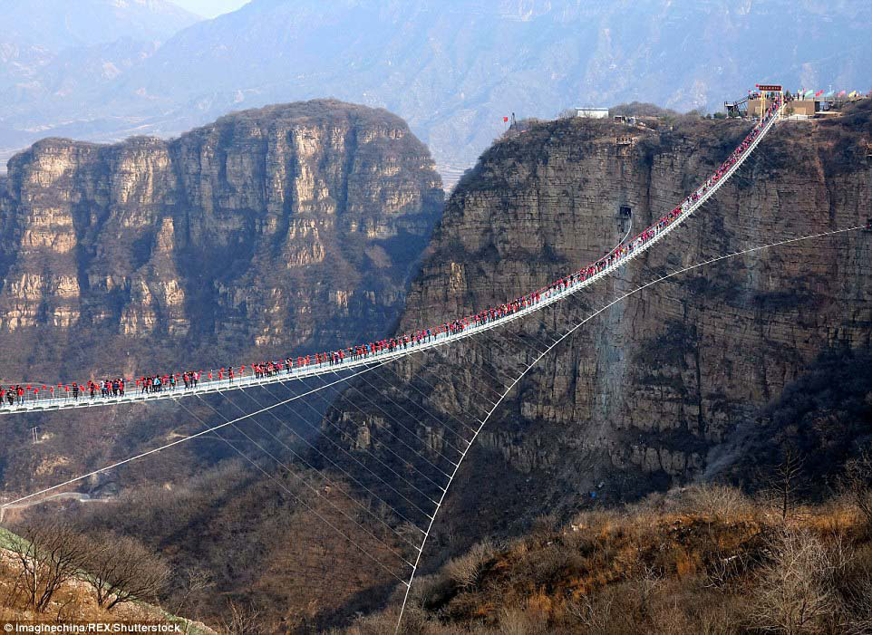 Những cây cầu kính ở Trung Quốc khiến du khách “thót tim” - Ảnh 5.