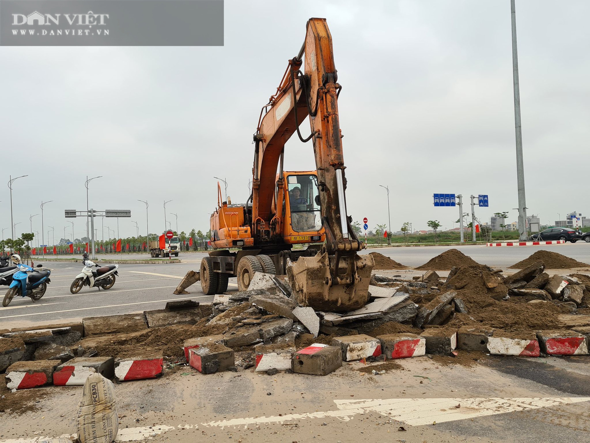 Hải Phòng: Sau phản ánh của Dân Việt, một loạt khối bê tông chắn ngang giữa đường đã bị phá bỏ - Ảnh 2.