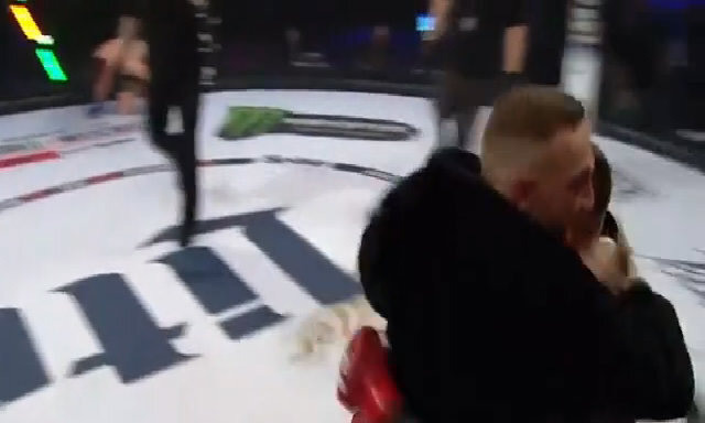 Clip: Conor McGregor quá khích, lao lên sàn MMA đánh... trọng tài - Ảnh 1.