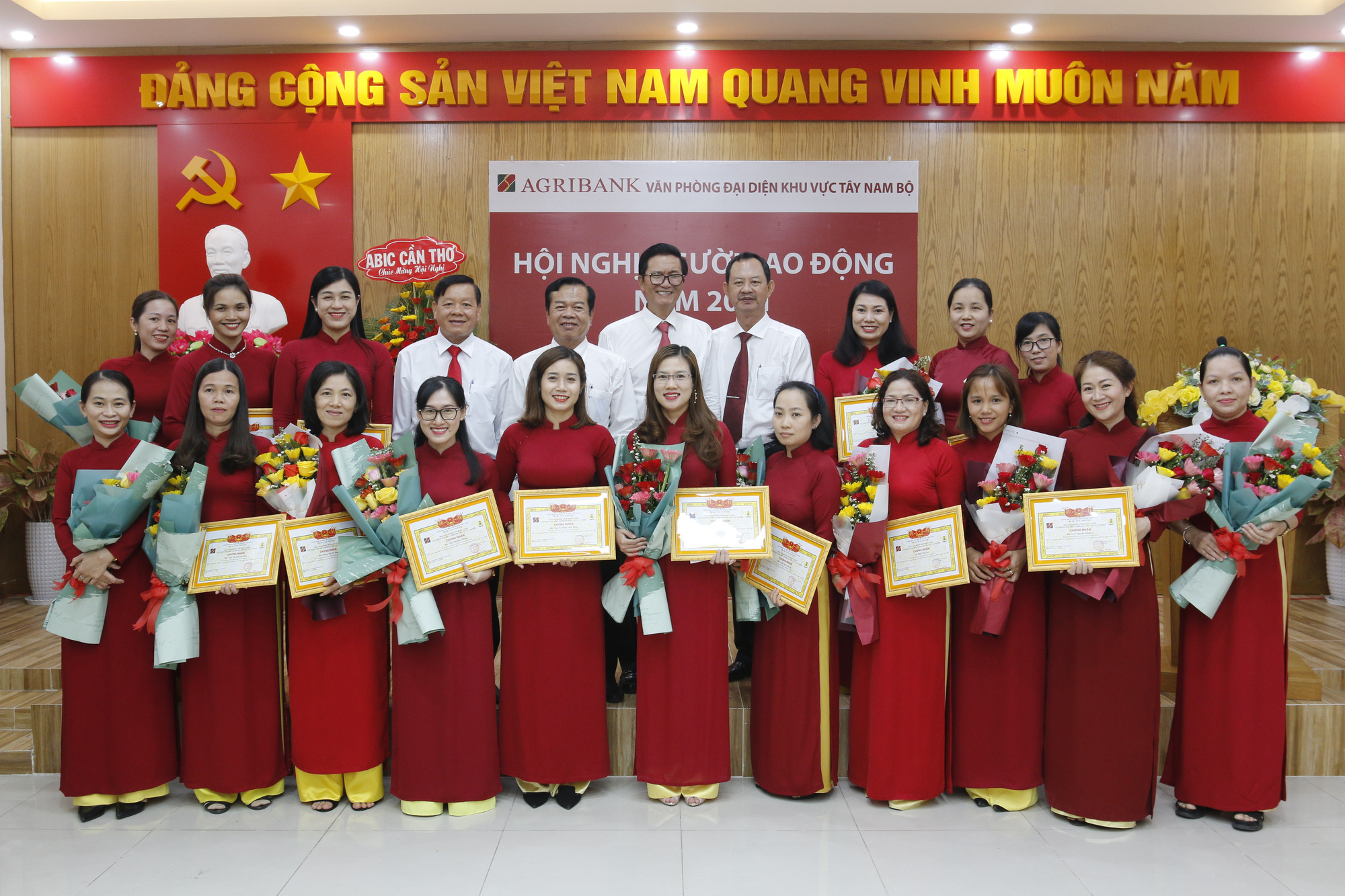 Văn phòng Đại diện Agribank khu vực Tây Nam bộ: Tiếp tục giữ vững thành tích đã đạt được trong năm 2021 - Ảnh 1.