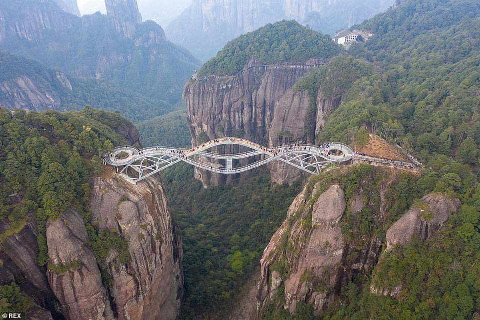 Những cây cầu kính ở Trung Quốc khiến du khách “thót tim” - Ảnh 1.