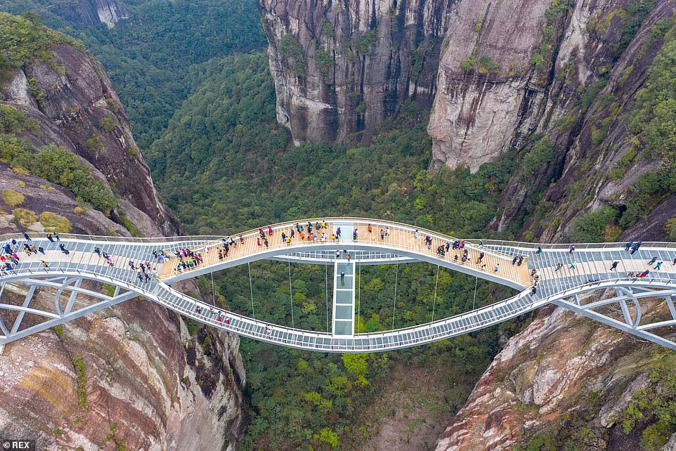 Những cây cầu kính ở Trung Quốc khiến du khách “thót tim” - Ảnh 2.