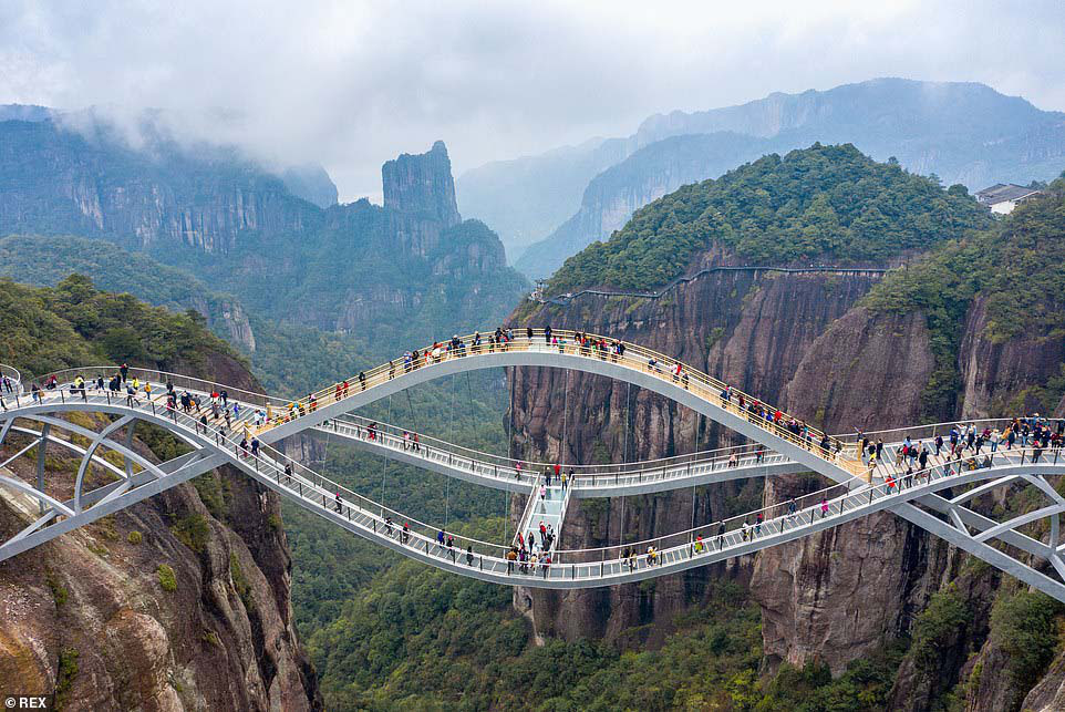 Những cây cầu kính ở Trung Quốc khiến du khách “thót tim” - Ảnh 3.