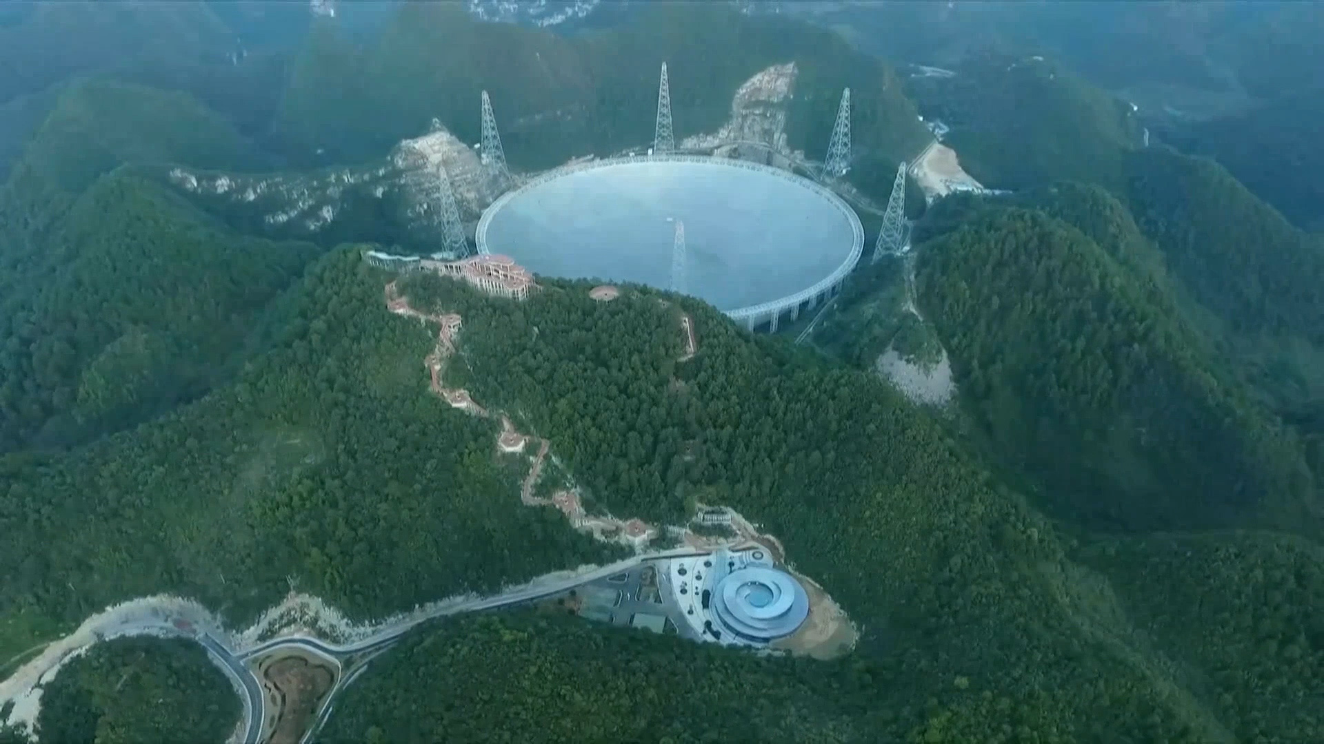 Clip: Trung Quốc mở kính viễn vọng vô tuyến lớn nhất thế giới để nghiên cứu - Ảnh 2.
