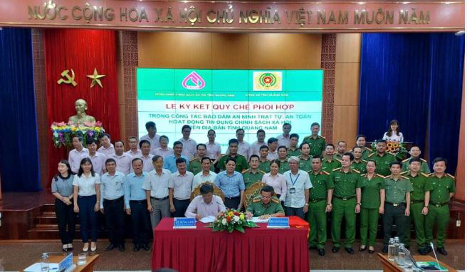 Quảng Nam: Ký kết quy chế phối hợp giữa Công an tỉnh và Ngân hàng CSXH đảm bảo an toàn trong hoạt động tín dụng - Ảnh 2.