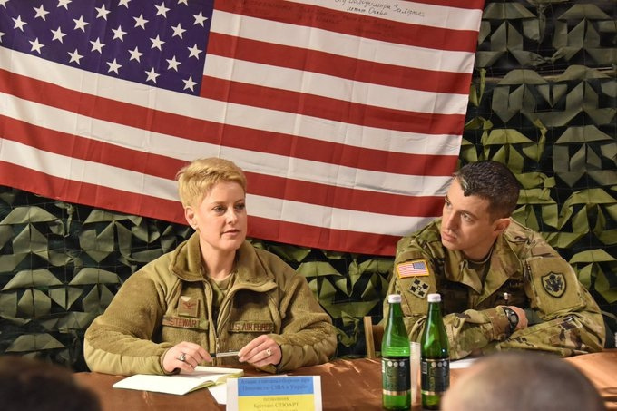 &quot;Ukraine hay là chết&quot; - dòng chữ trên áo của tùy viên quân sự Mỹ ở Donbass gây sốc - Ảnh 1.