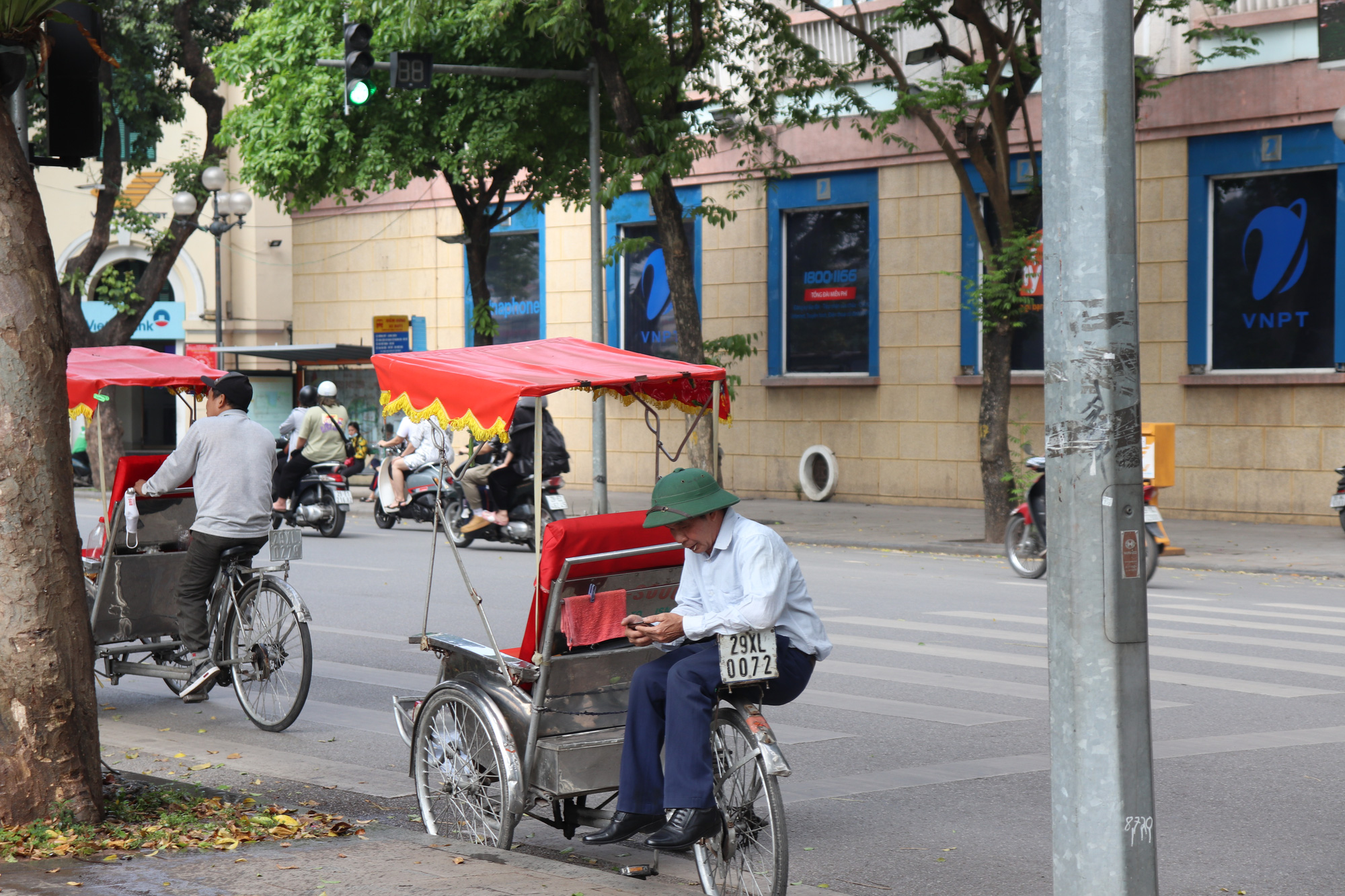 Dịch Covid -19 nên Hà Nội vắng khách du lịch. Mỗi lần vắng khách nên ông Hồ Văn Tuyền cả ngày ngồi chơi, đọc tin tức trên điện thoại. Ảnh Đ.N