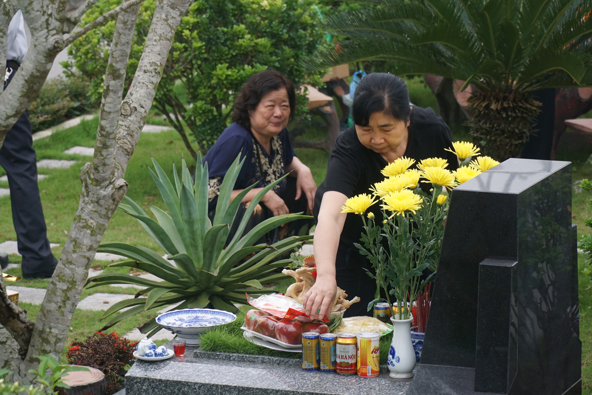 Người Hà Nội vượt quãng đường hàng chục km, đội nắng đi tảo mộ dịp Tết Thanh minh - Ảnh 10.