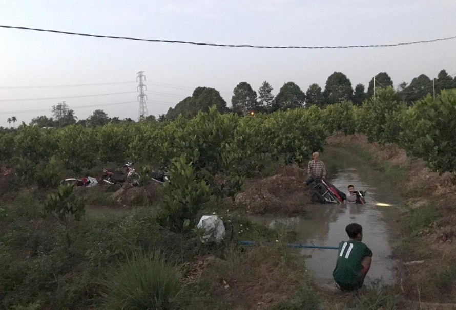 Video: Hàng trăm ‘quái xế’ tháo chạy, lao xe xuống kênh bỏ trốn khi bị vây bắt - Ảnh 4.