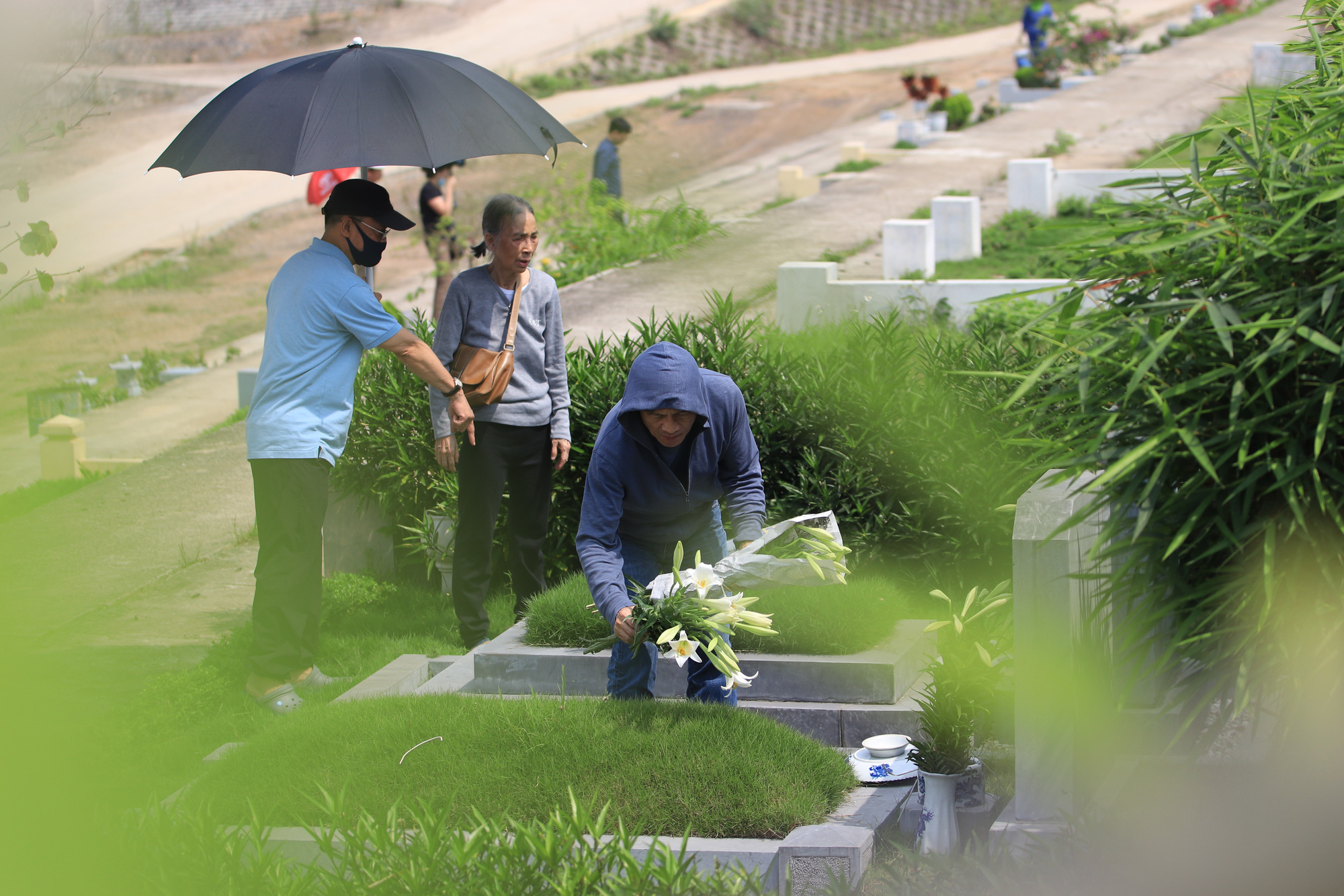 Người Hà Nội vượt quãng đường hàng chục km, đội nắng đi tảo mộ dịp Tết Thanh minh - Ảnh 5.