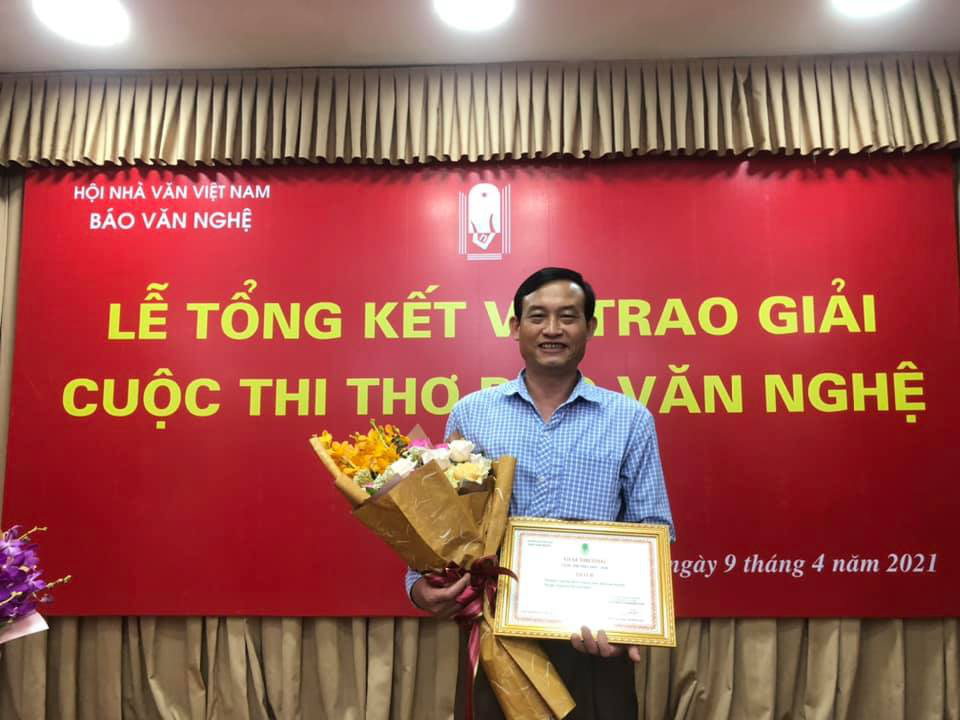 Bị nghi đạo thơ, tác giả “Mẹ tôi chửi kẻ trộm” đòi khởi kiện kẻ vu khống mình - Ảnh 1.