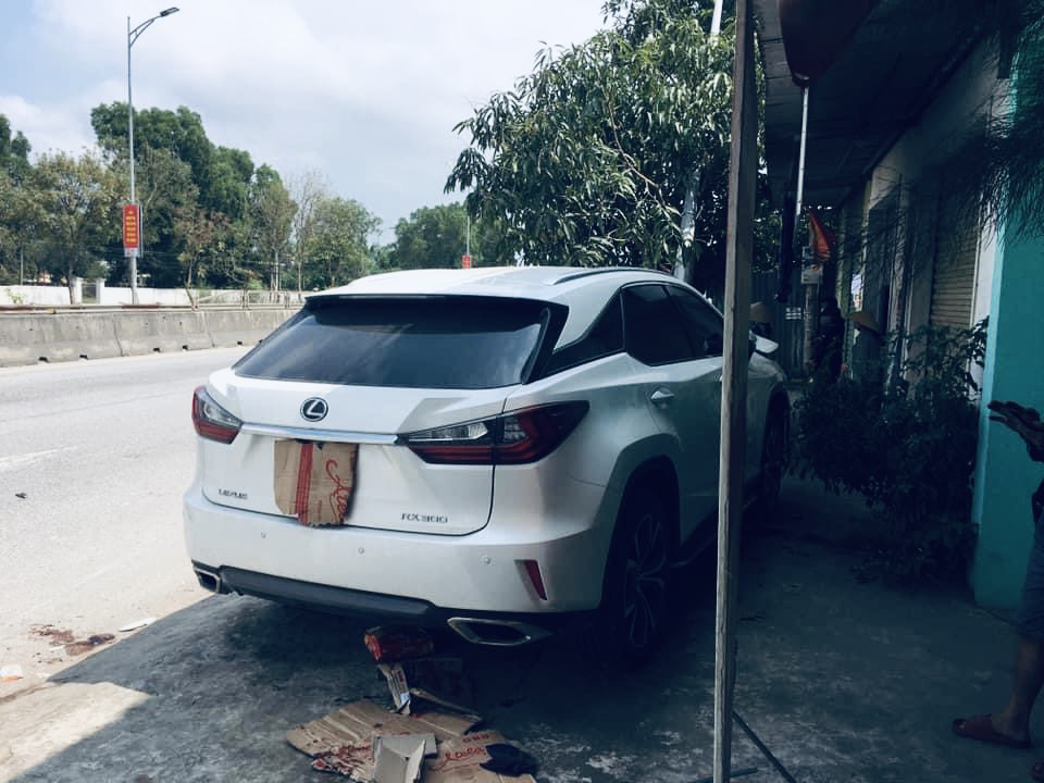 Lexus RX 300 cuốn, kéo lê 2 xe máy, 2 người bị thương rất nặng - Ảnh 2.