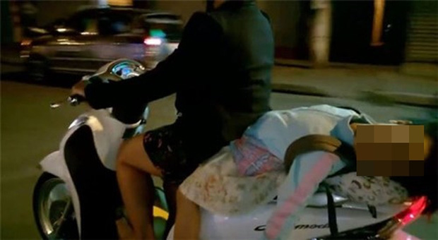 Hình ảnh bé gái ngủ gục, nằm hẳn ra yên xe máy trên phố Hà Nội khiến ai cũng phải thót tim - Ảnh 3.