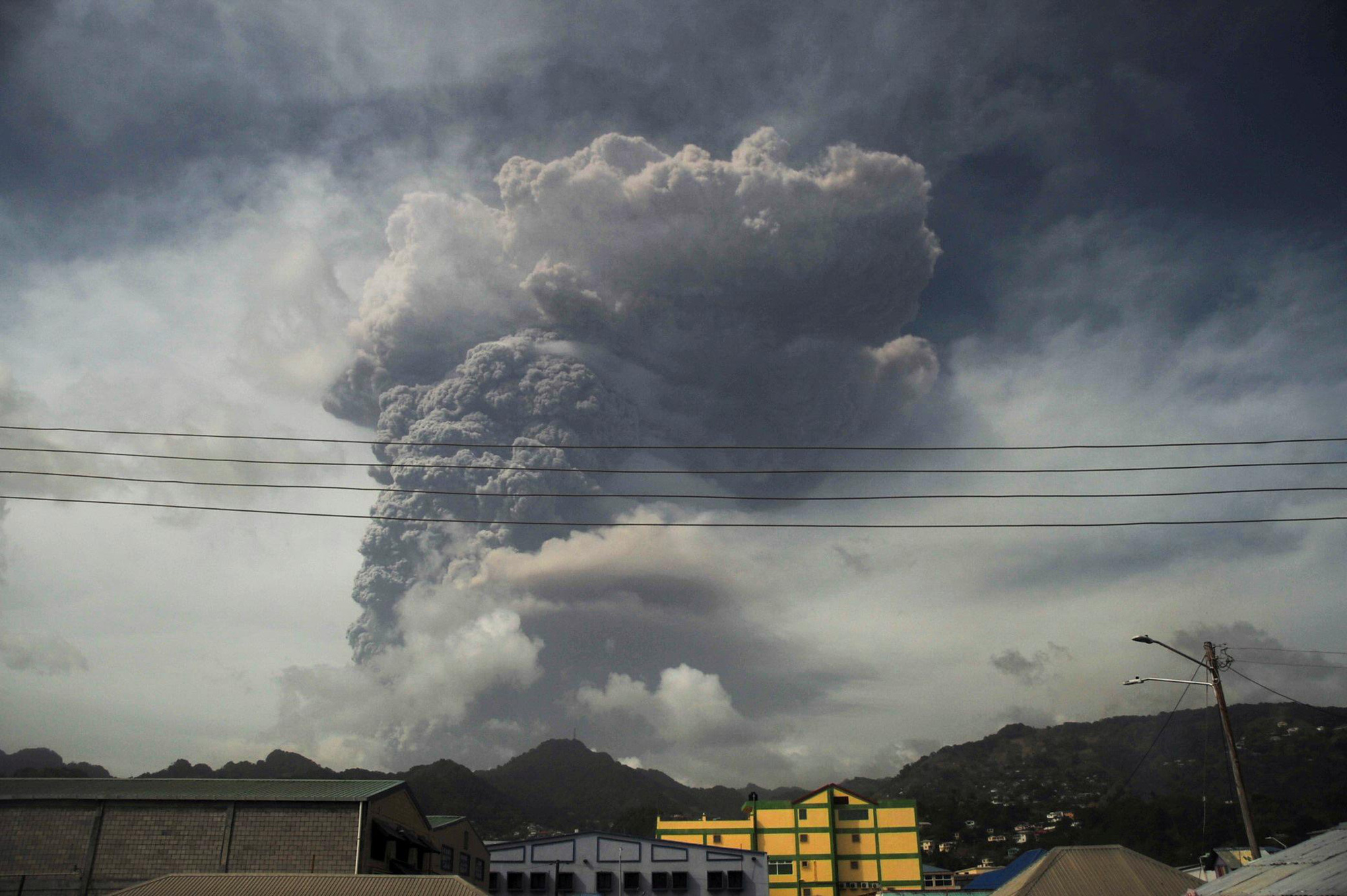 Núi lửa phun trào, nổ kinh hoàng tại hòn đảo Caribe - Ảnh 1.