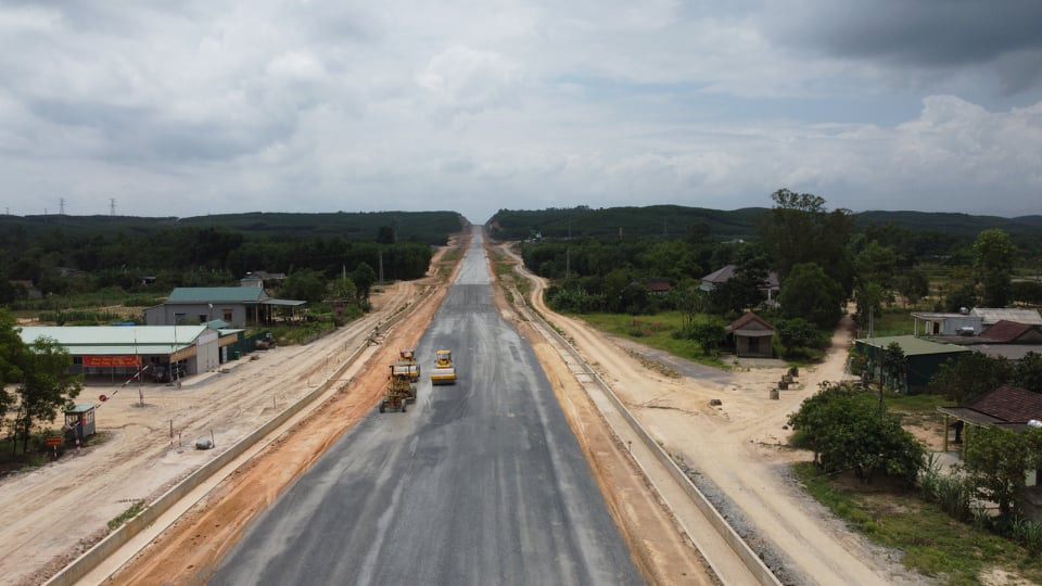 Tháng 4 Quảng Trị, xuyên rừng ngắm cung đường gần 8 ngàn tỷ những ngày tăng tốc - Ảnh 4.