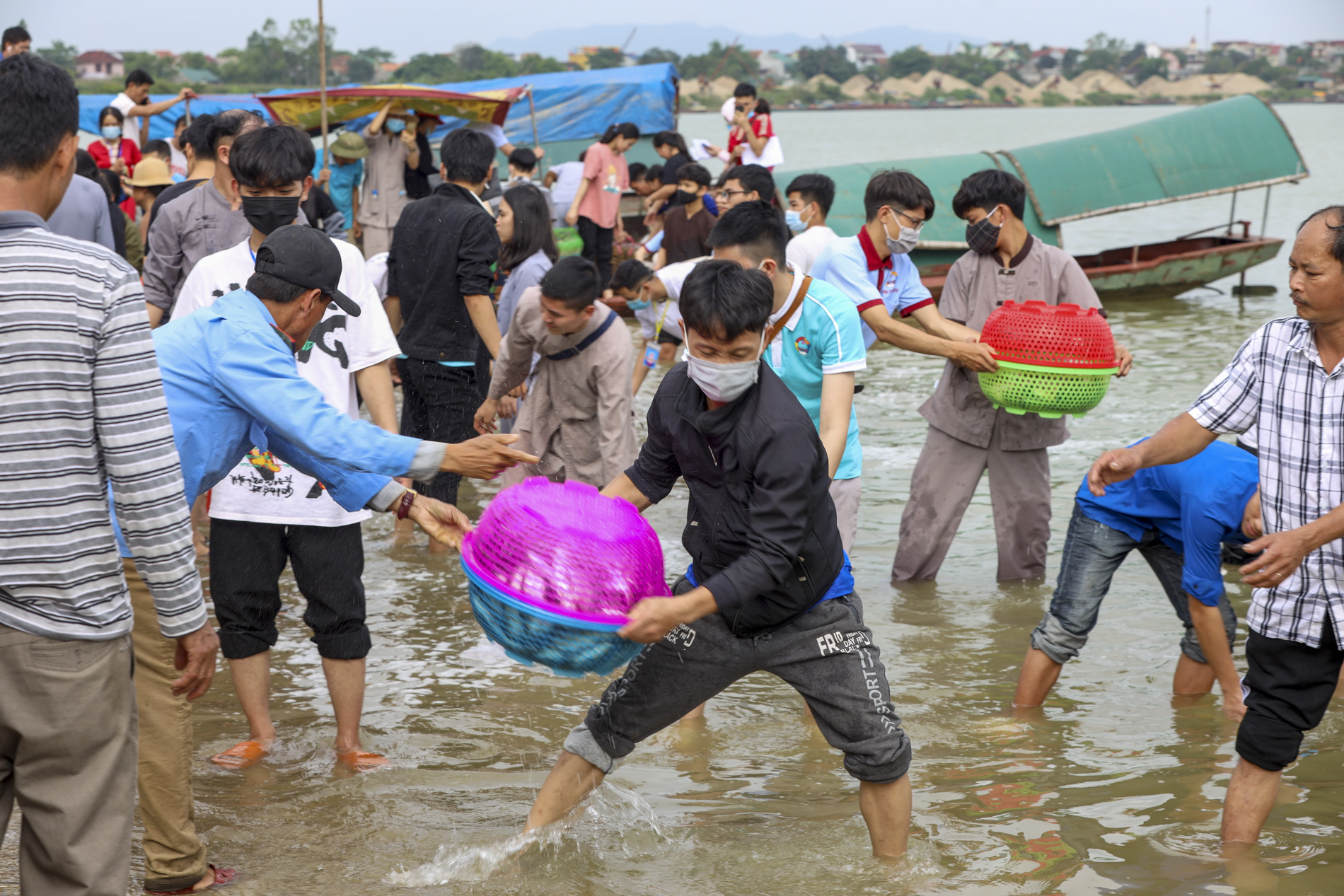 Hơn 10 tấn cá được phóng sinh trên quê hương Bác Hồ - Ảnh 7.