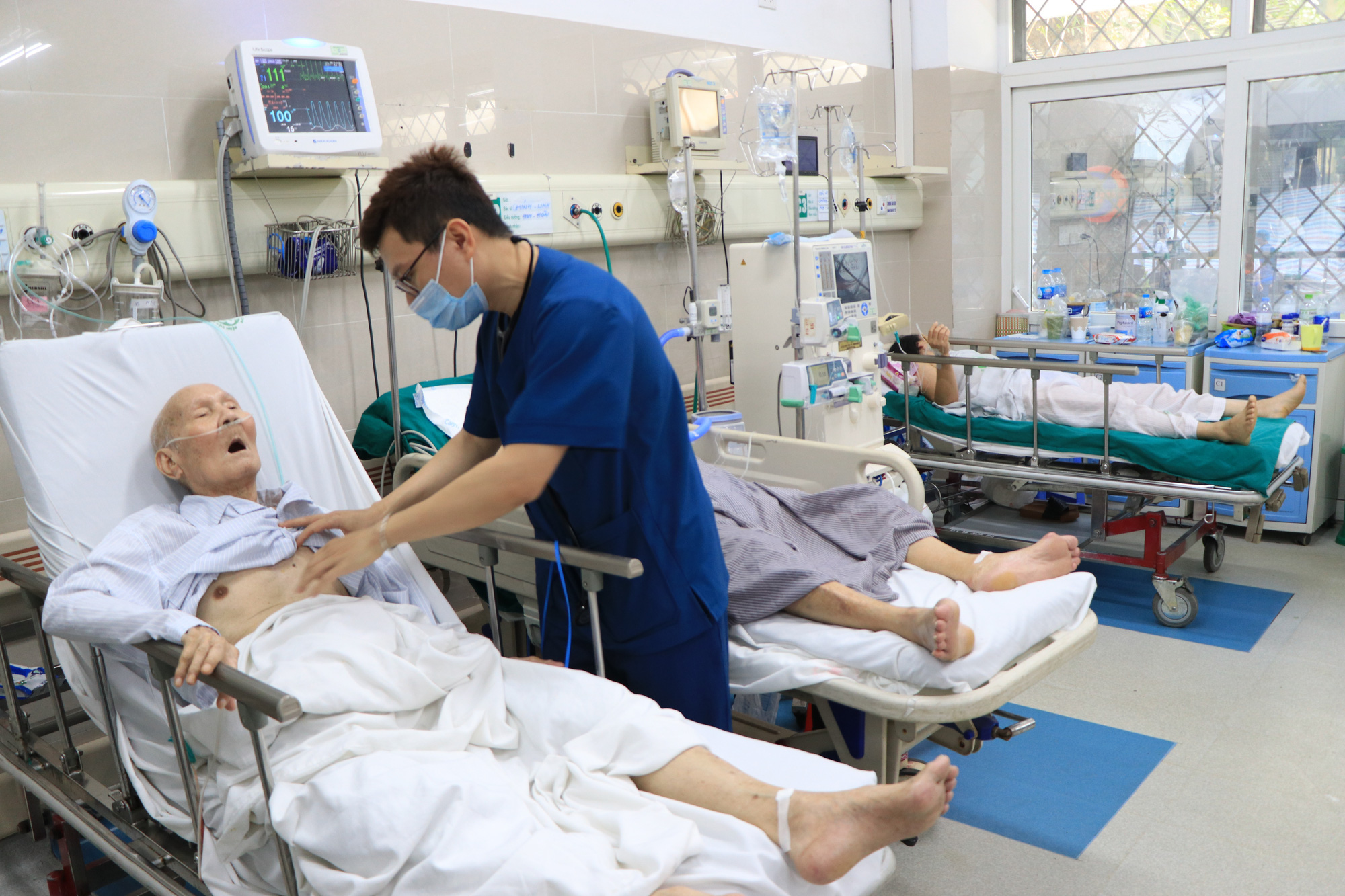Hơn 200 nhân viên bệnh viện Bạch Mai xin nghỉ việc: Lý do thu nhập thấp là không thực sự thuyết phục - Ảnh 2.