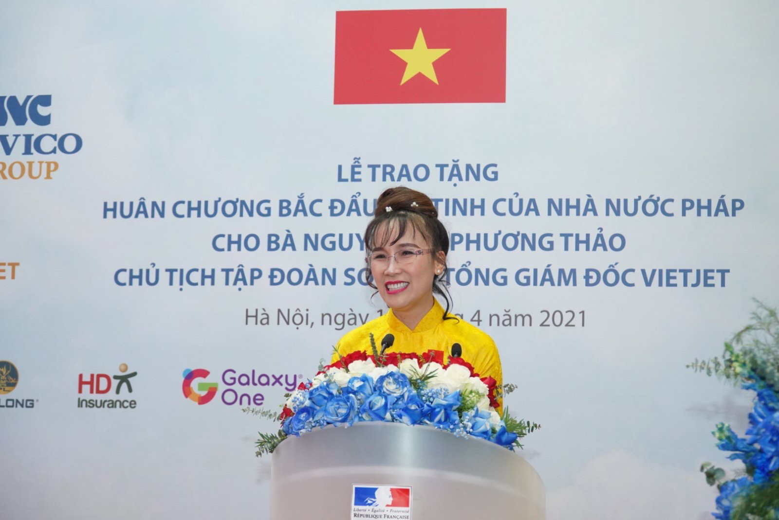 CEO Vietjet Nguyễn Thị Phương Thảo nhận Huân chương Bắc đẩu bội tinh của Pháp - Ảnh 1.