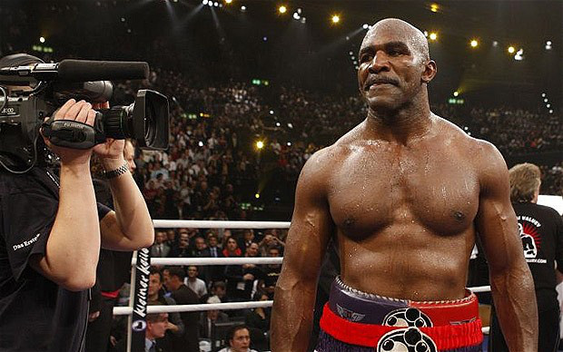 Holyfield sở hữu những cú đấm như vũ bão.