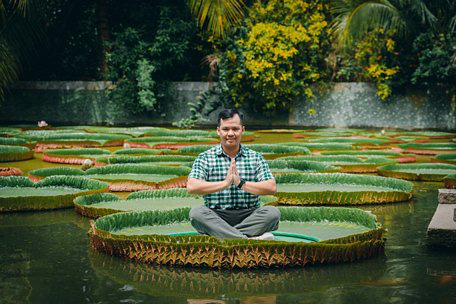 Vườn sen lạ có tán lá khủng, &quot;cõng&quot; được người nặng 100kg trong một ngôi chùa có tiếng ở Đồng Tháp - Ảnh 2.