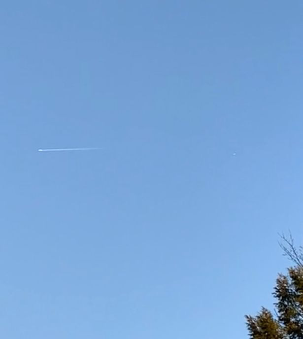 “UFO hình viên thuốc” theo đuôi máy bay khắp khu vực New Jersey  - Ảnh 2.