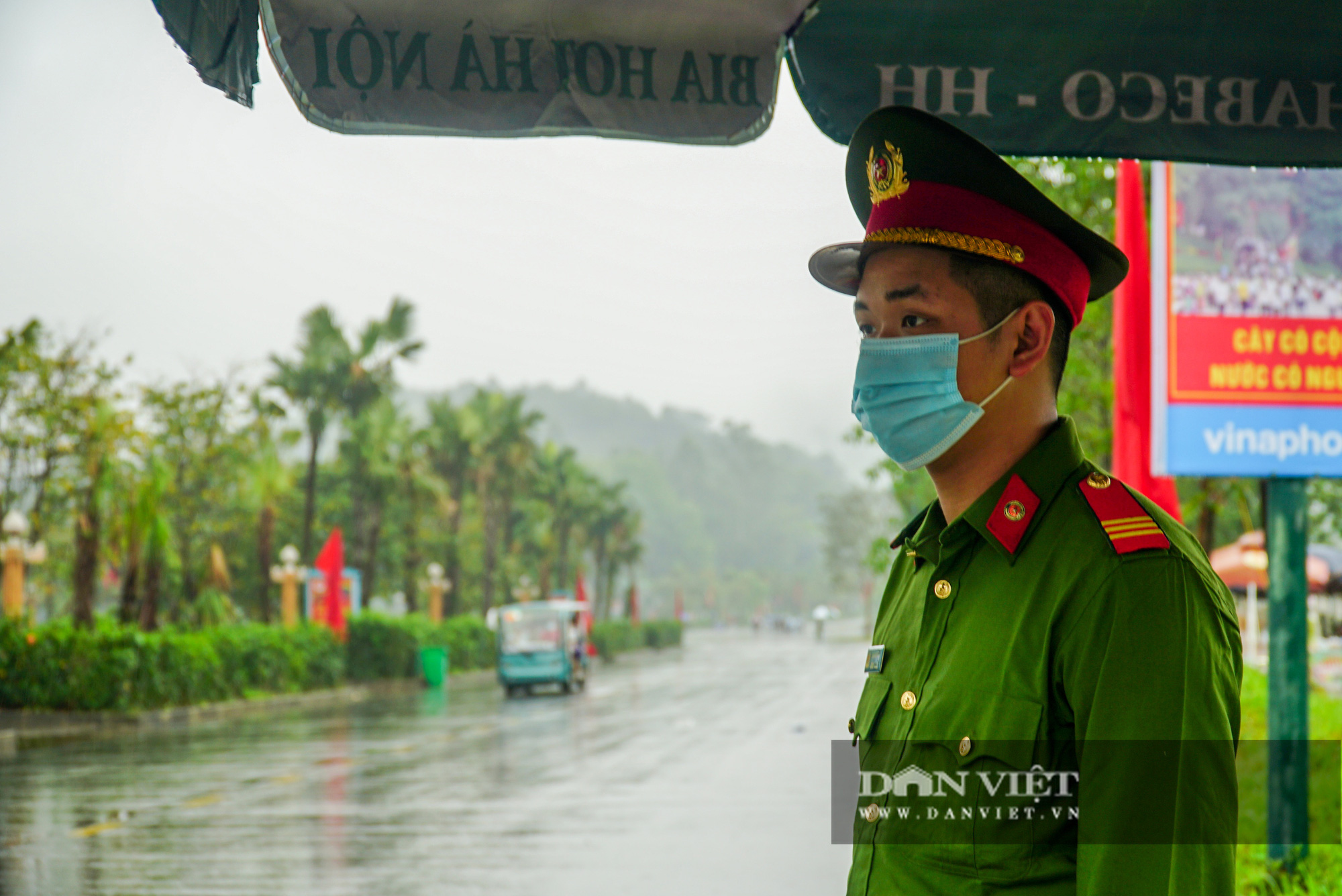 Người dân đội mưa đổ về đền Hùng trước ngày khai hội  - Ảnh 10.