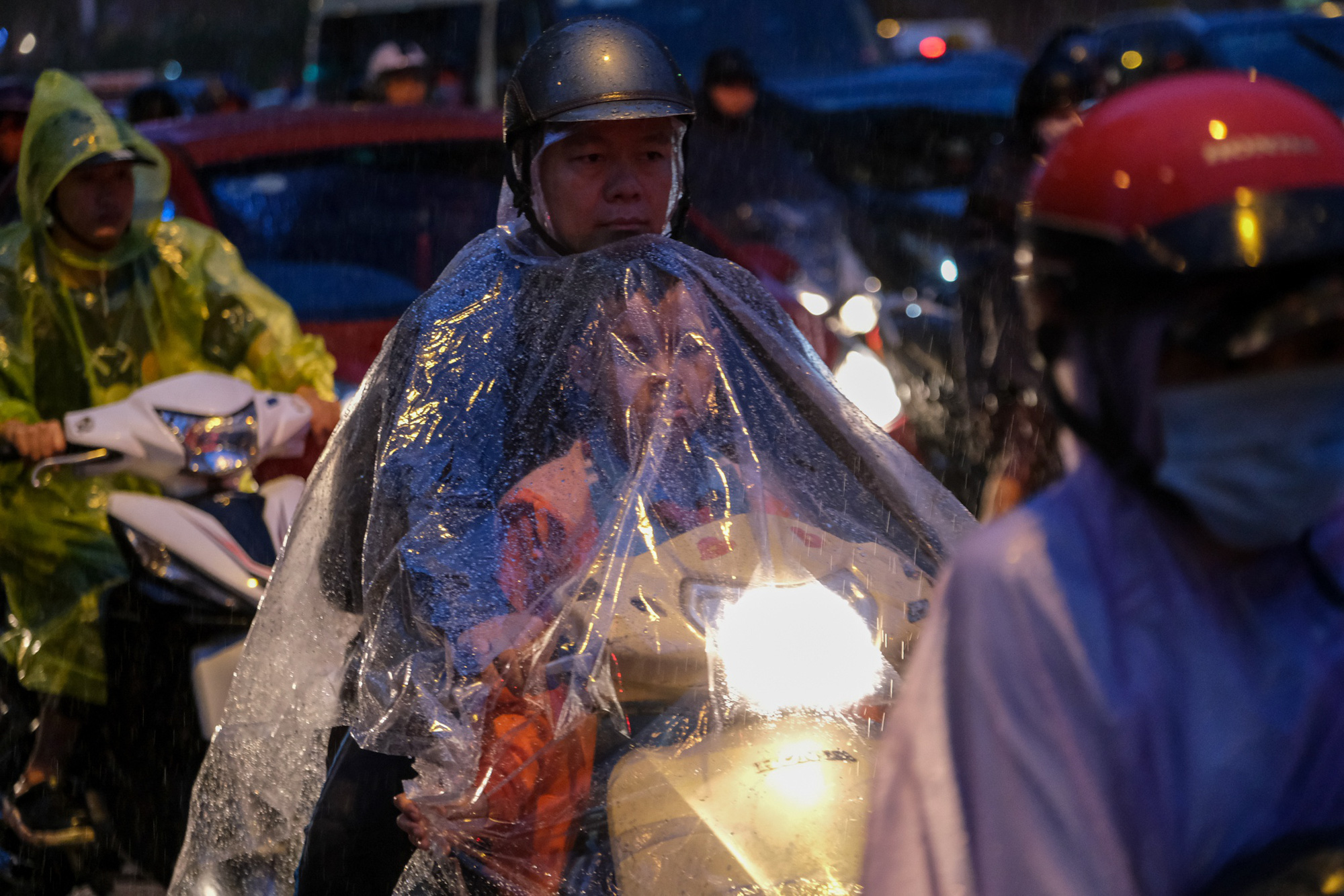 Hà Nội mưa lớn giữa tháng 4 - Ảnh 1.