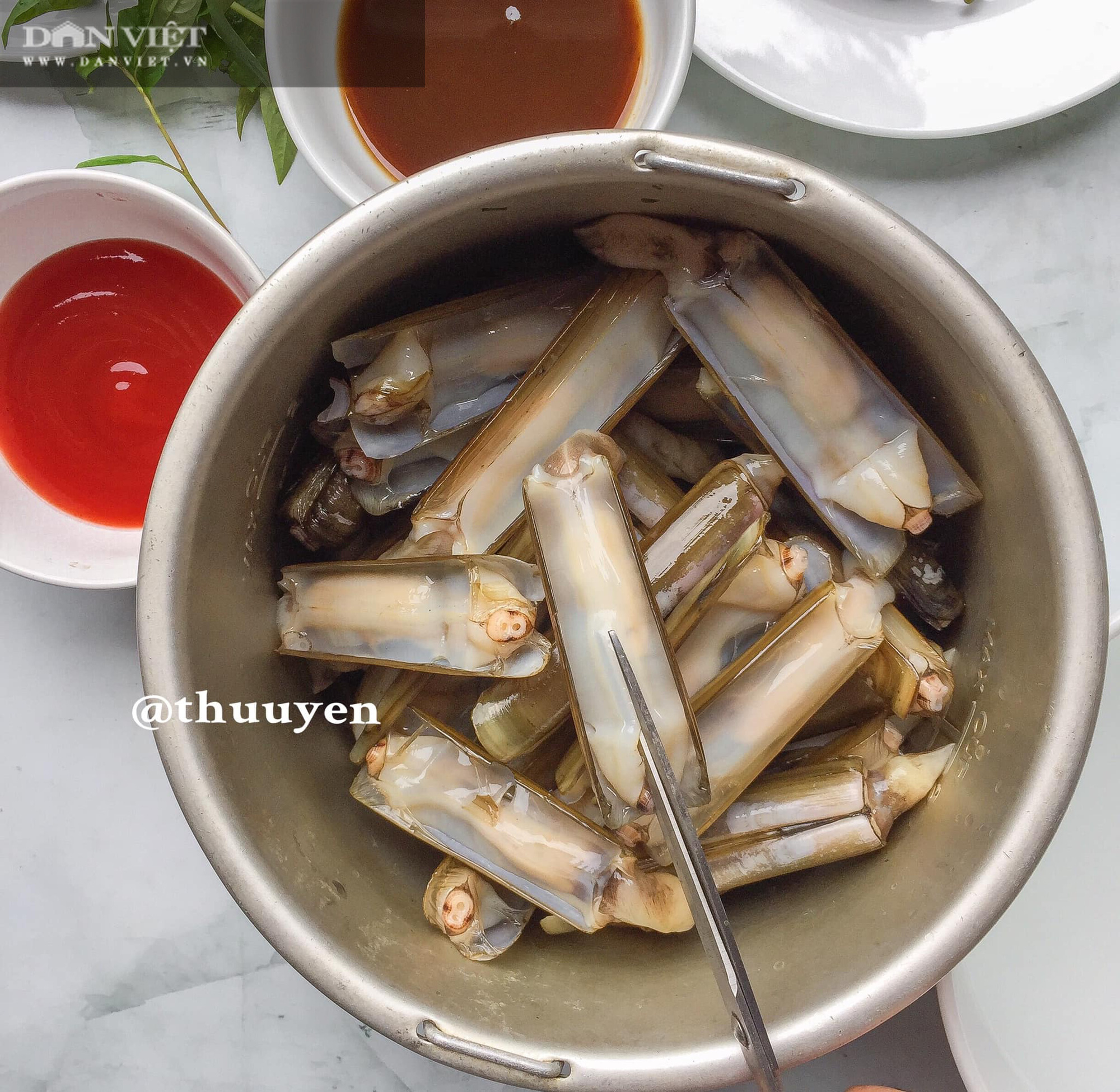 Ốc móng tay xào me là một món ăn không thể thiếu trong bữa ăn của người Việt. Với bí quyết đúng điệu, bạn sẽ tạo ra một món ăn thơm ngon, chua ngọt hài hòa. Hãy xem hình ảnh và cảm nhận vị ngon tuyệt của món ăn này.