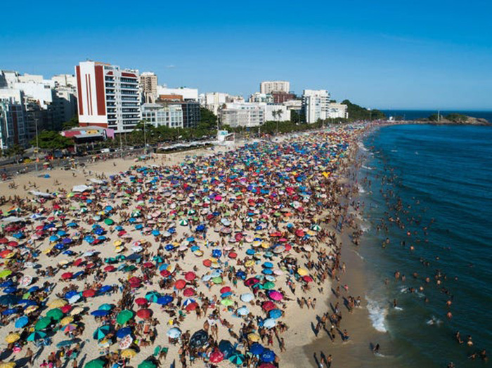 Các bãi biển khắp thế giới tưng bừng tăng nhiệt đón mùa du lịch Hè 2021 - Ảnh 2.