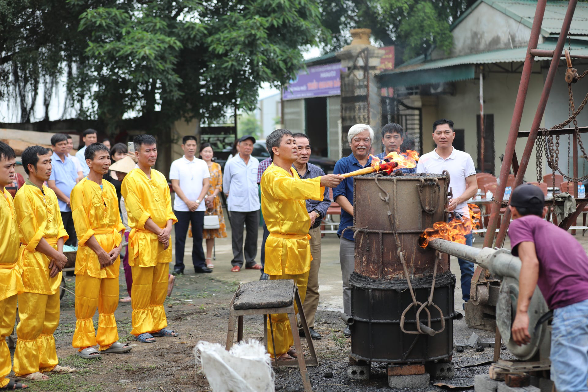 Đúc trống đồng Đông Sơn nặng 300kg chào mừng bầu cử Quốc hội khoá XV - Ảnh 1.