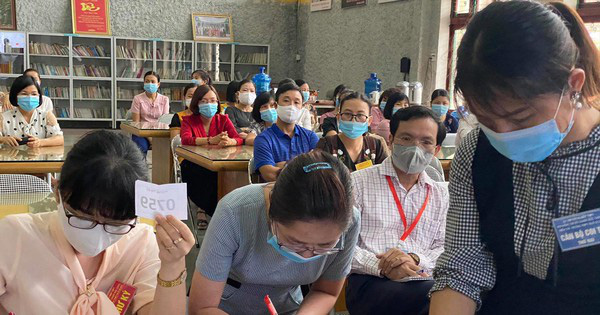 Thi tốt nghiệpTHPT 2021: Lo giáo viên chấm không đều tay, học sinh thiệt - Ảnh 1.