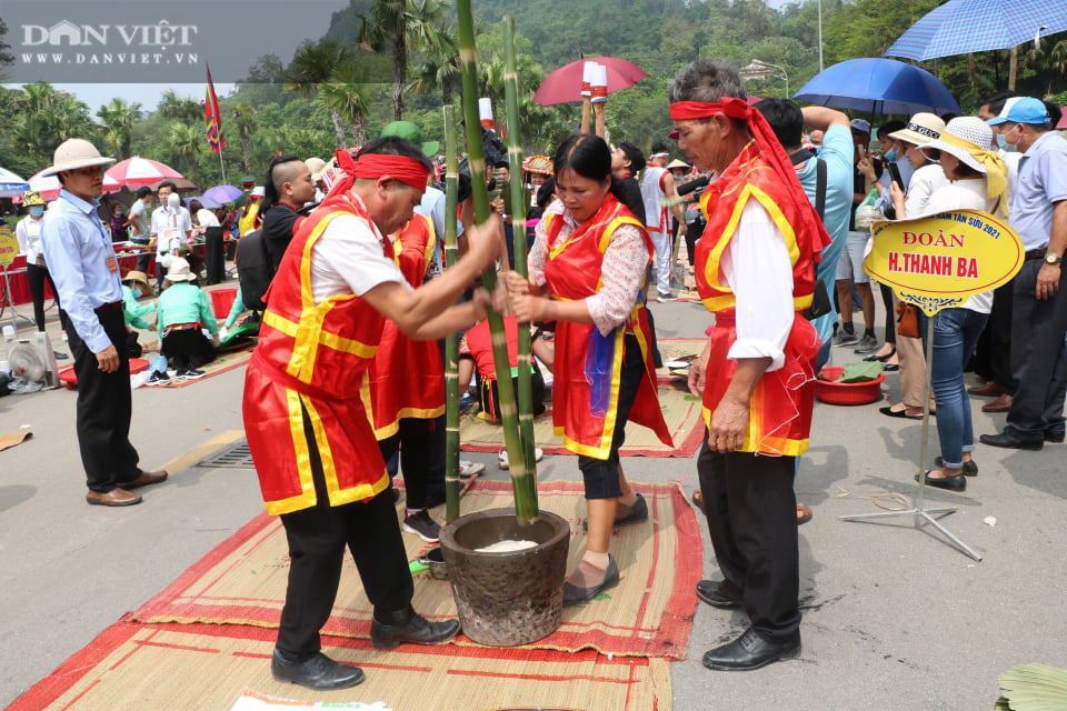 Phú Thọ: Sôi nổi Hội thi gói, nấu bánh chưng, giã bánh giầy tại Đền Hùng - Ảnh 1.