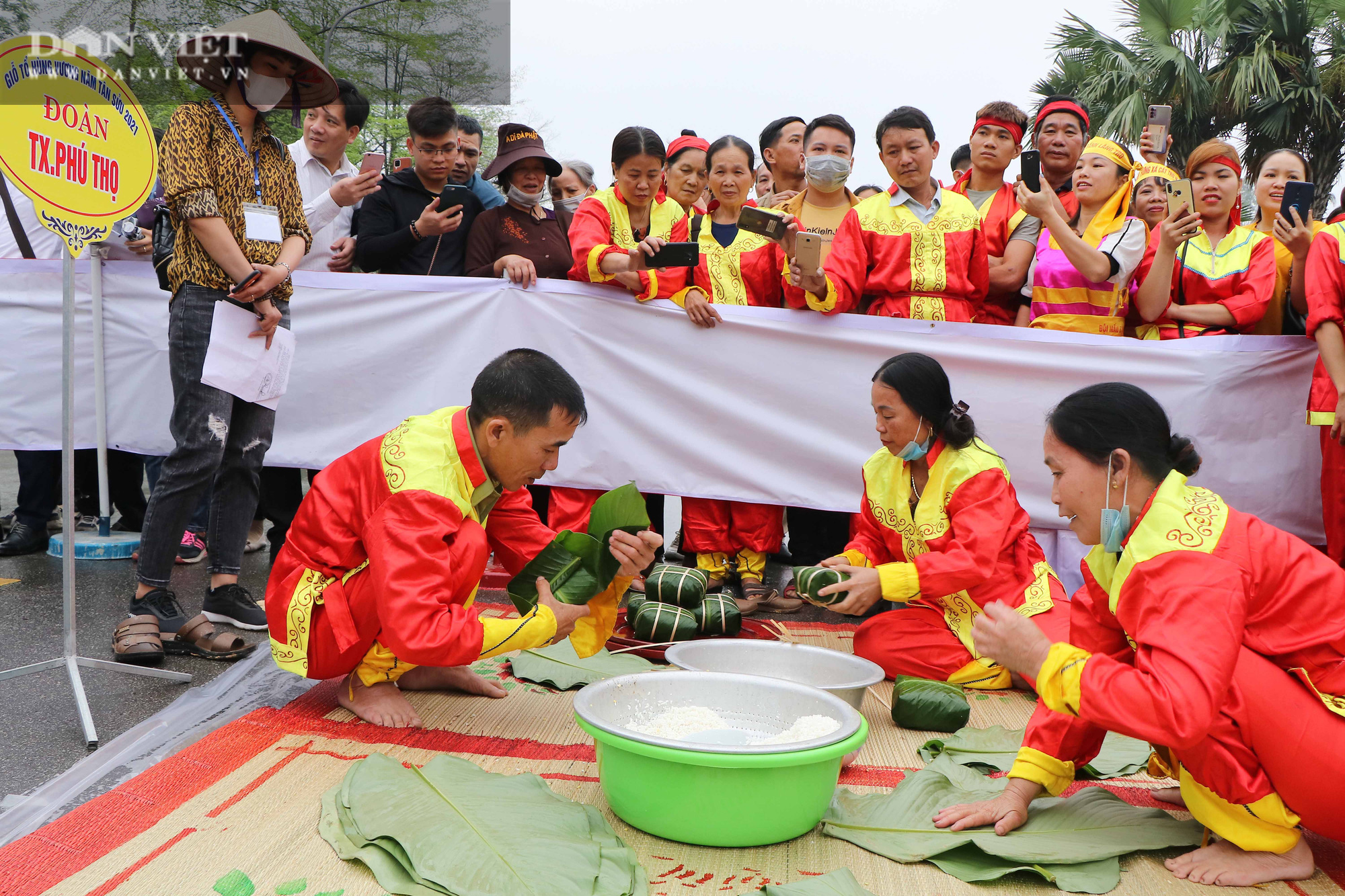 Phú Thọ: Sôi nổi Hội thi gói, nấu bánh chưng, giã bánh giầy tại Đền Hùng - Ảnh 2.