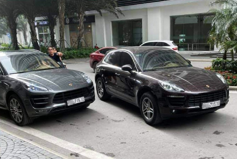 2 xe sang Porsche cùng biển số &quot;gặp nhau&quot; ở sảnh chung cư - Ảnh 1.