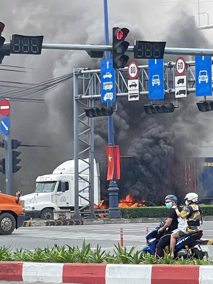 TP.HCM: Cháy dữ dội thân xe đầu kéo container trên Xa lộ Hà Nội. - Ảnh 1.