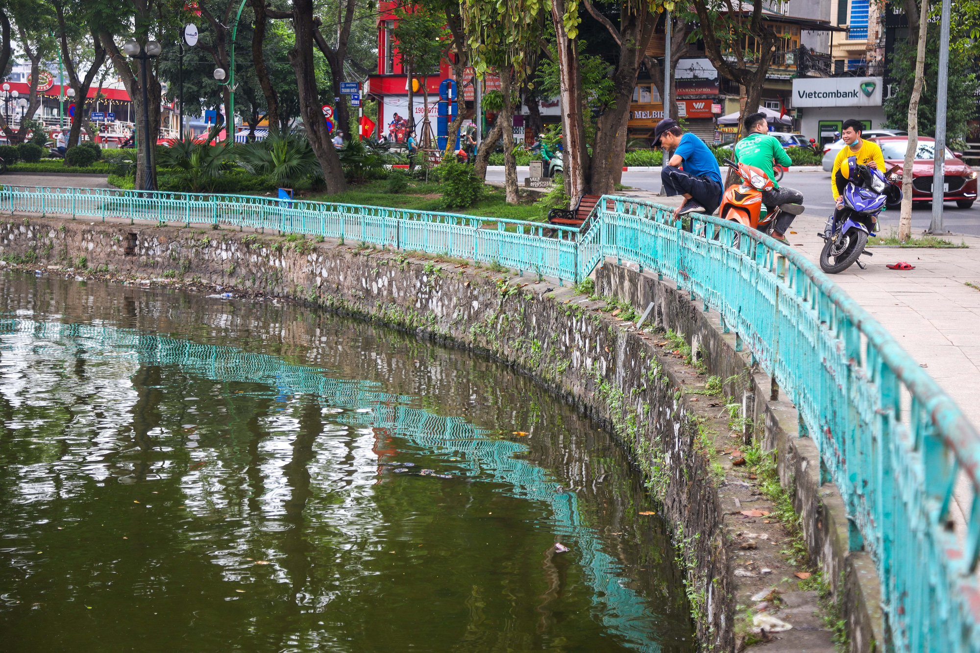 Nước hồ Tây có dấu hiệu ô nhiễm, bất ngờ chuyển màu xanh rêu đậm - Ảnh 1.