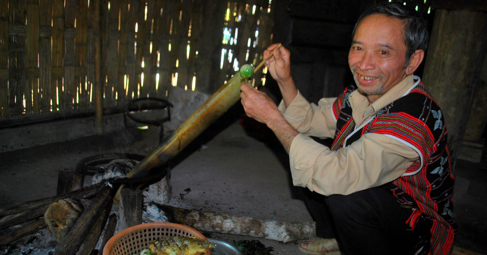 Kể chuyện làng: Lên Trường Sơn ăn món cà đắng của người ...