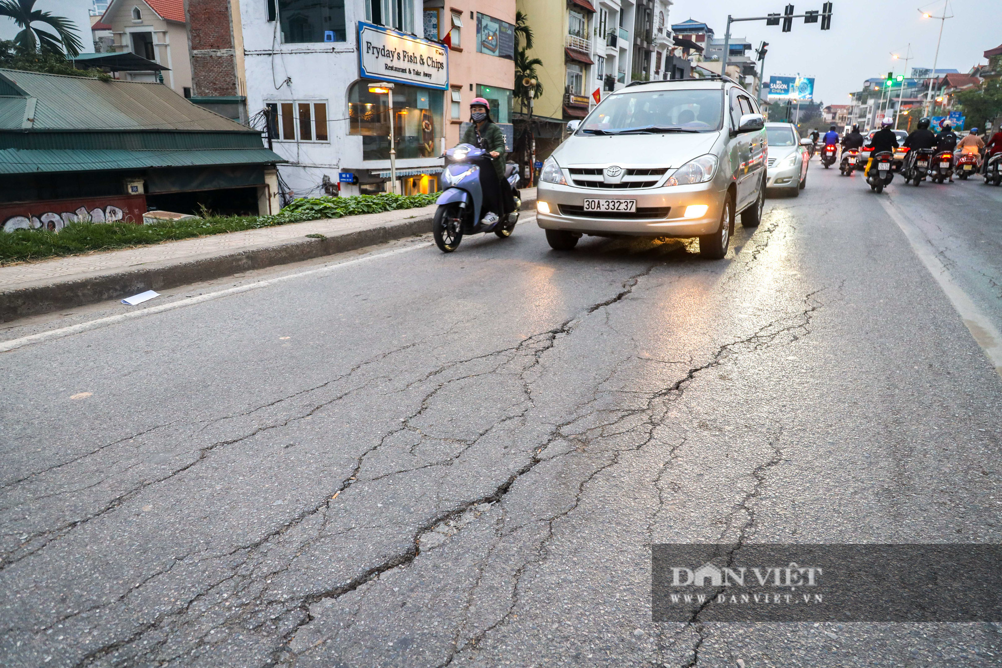 Hà Nội: người dân khổ sở vì mặt đường Âu Cơ - Nghi Tàm nứt toác   - Ảnh 1.