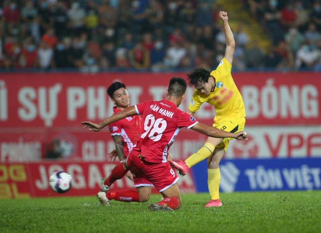 Văn Toàn ghi bàn mở tỷ số cho HAGL trong trận đấu với chủ nhà Hải Phòng ở vòng 7 V.League 2021. Ảnh: 24h