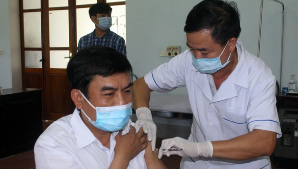 Nghệ An: Tiêm vaccine phòng Covid-19 đầu tiên tại huyện miền núi nơi có 3 ca nhập cảnh dương tính   - Ảnh 1.