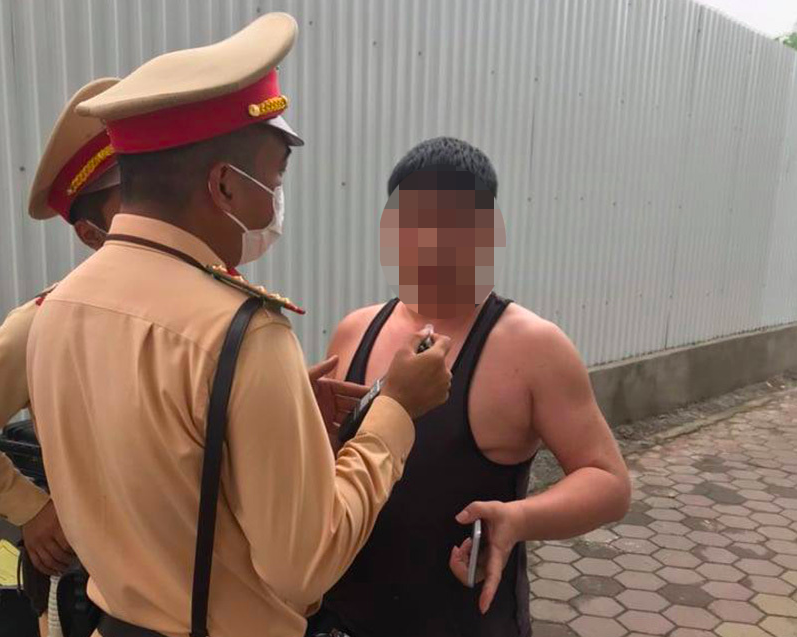 Người đàn ông say xỉn, quát CSGT ở Hà Nội: Tin nóng từ lãnh đạo Đội Cảnh sát giao thông - Ảnh 1.
