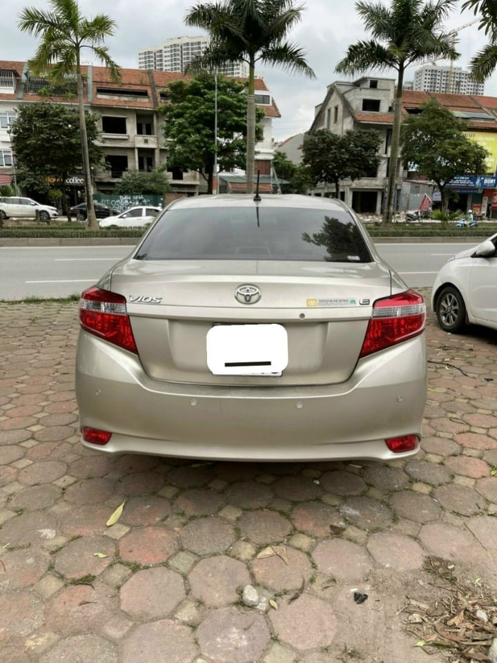 Toyota Vios E đời 2016 màu vàng cát, rao bán giá bất ngờ