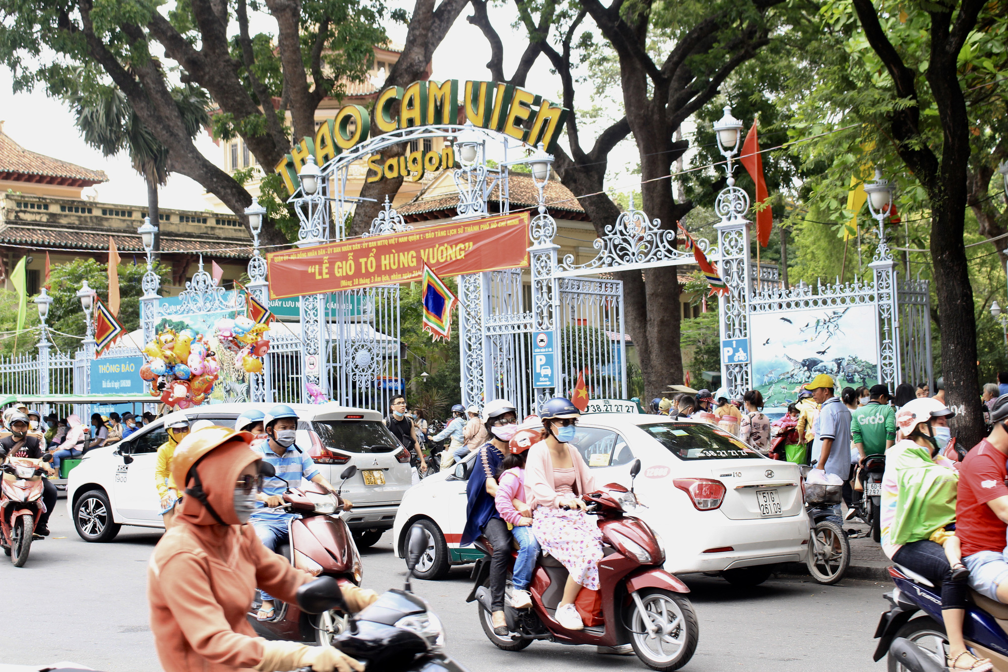 TP.HCM: Thảo Cầm Viên Sài Gòn, Đường sách đông nghẹt ngày Giỗ tổ Hùng Vương - Ảnh 1.