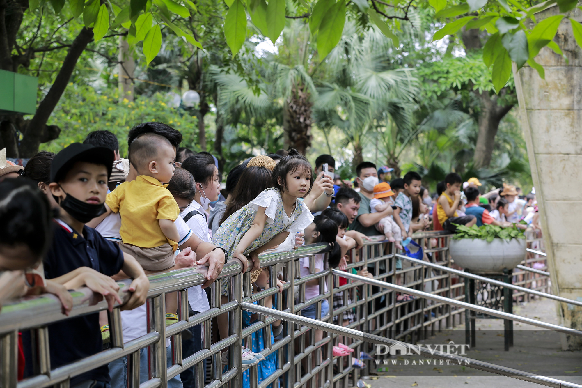 Công viên Thủ Lệ &quot;ngộp thở&quot; ngày nghỉ lễ giỗ Tổ Hùng Vương - Ảnh 4.