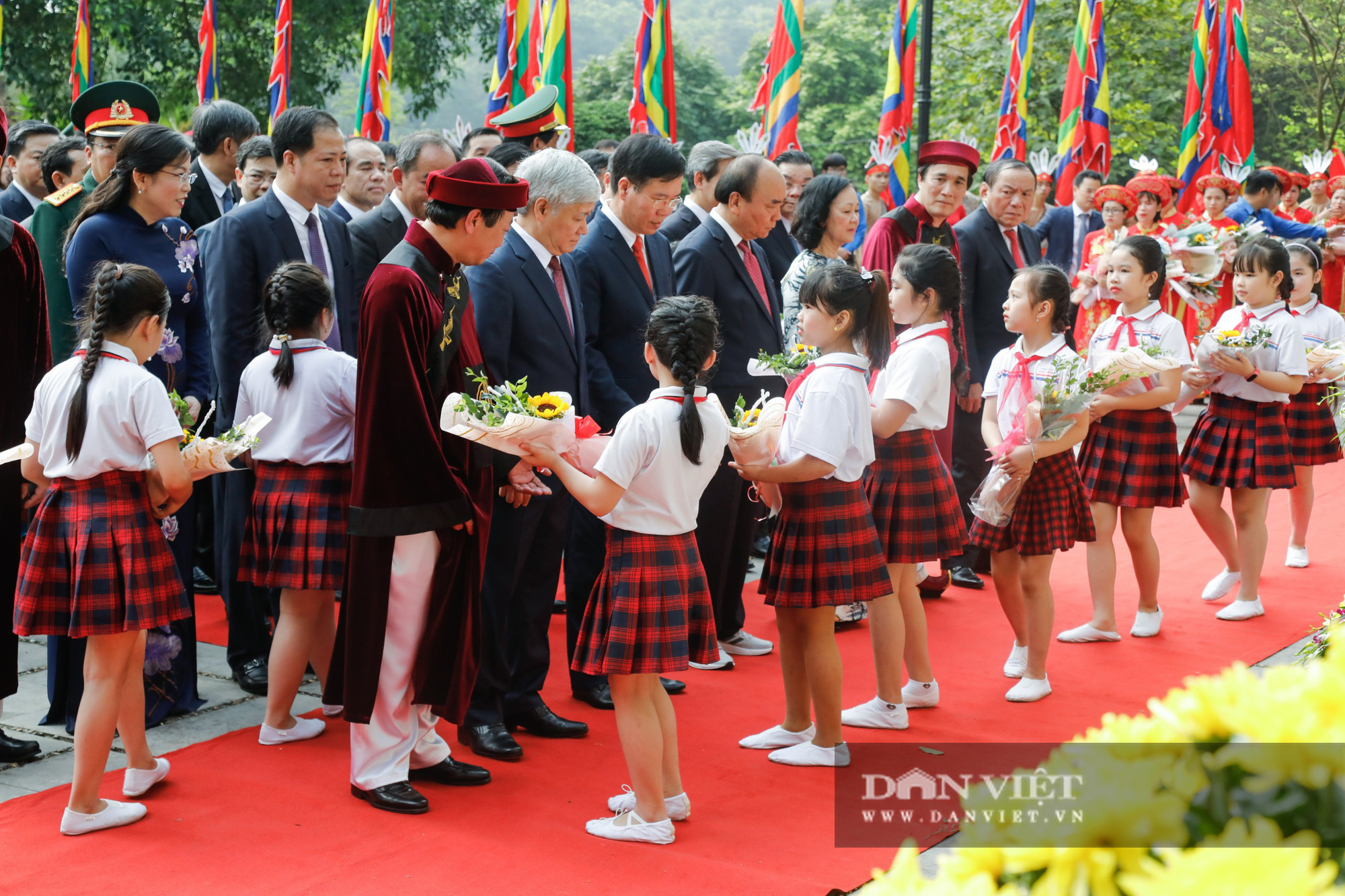 Chủ tịch nước Nguyễn Xuân Phúc dâng hương tưởng nhớ các vua Hùng - Ảnh 1.