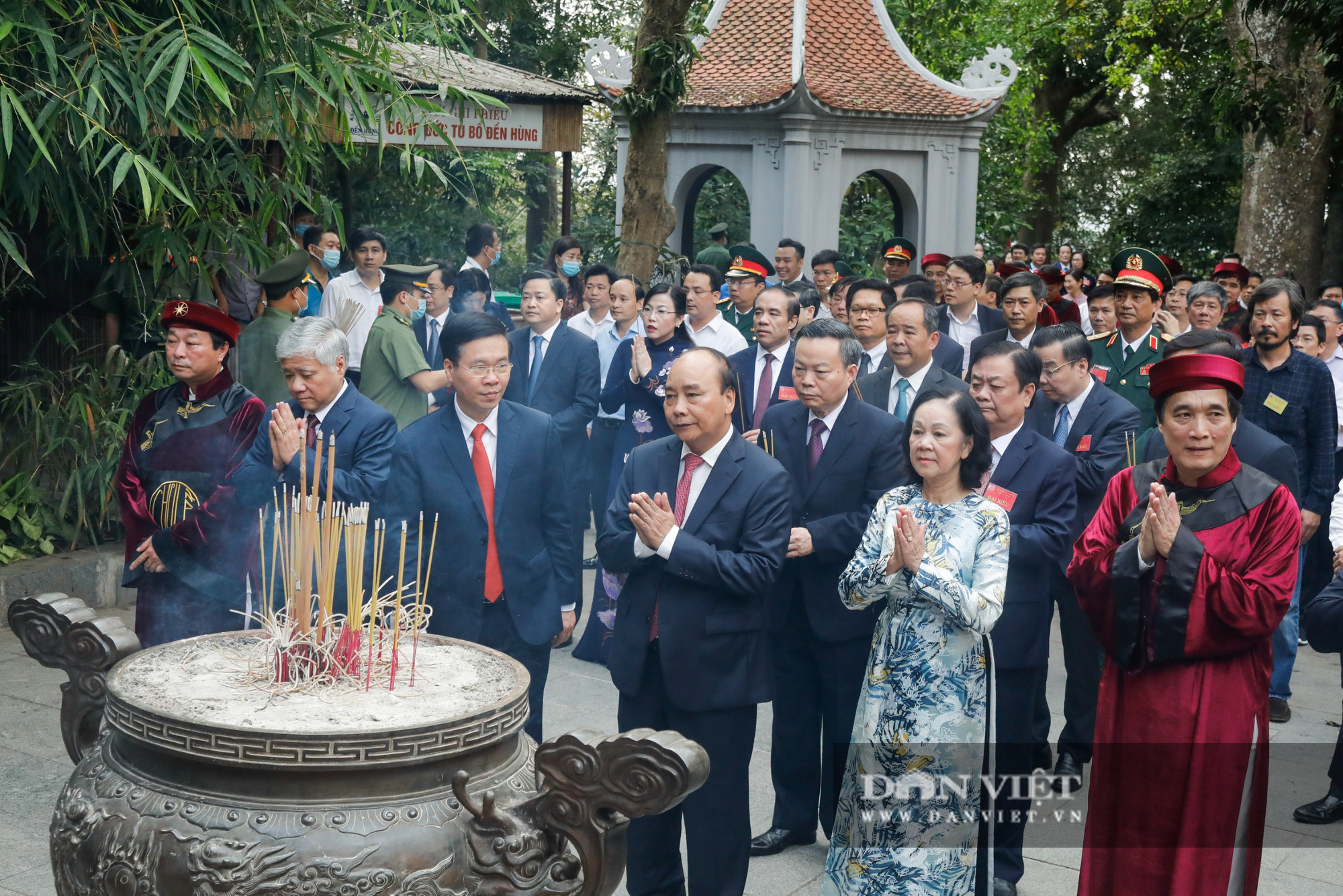 Chủ tịch nước Nguyễn Xuân Phúc dâng hương tưởng nhớ các vua Hùng - Ảnh 4.