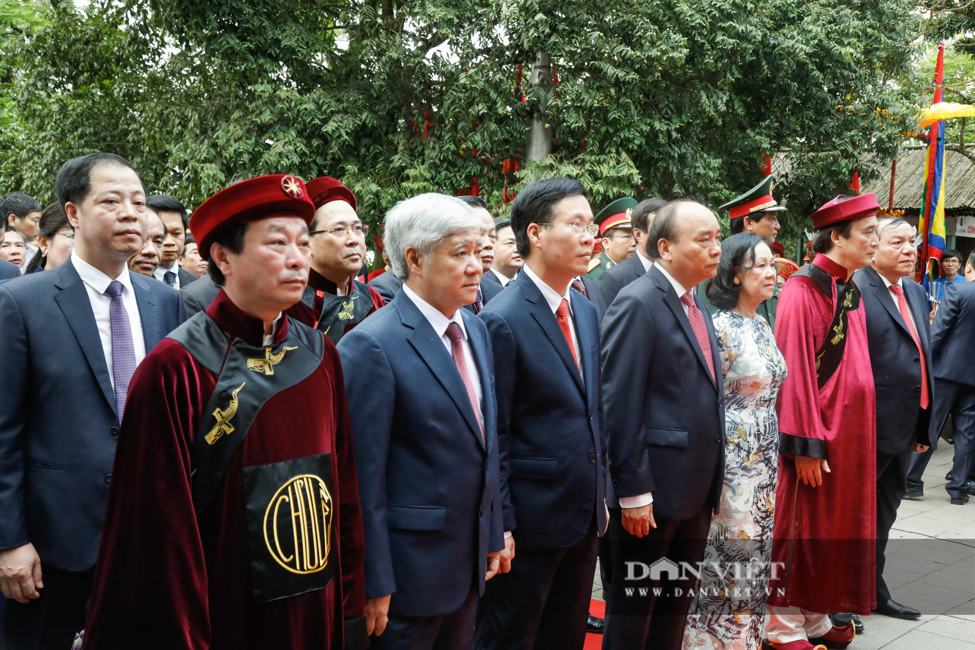 Chủ tịch nước Nguyễn Xuân Phúc dâng hương tưởng nhớ các vua Hùng - Ảnh 5.